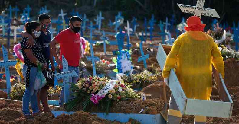 Parentes de uma vtima da COVID-19 assistem ao enterro de seu corpo, no dia 30 de dezembro de 2020, no cemitrio Nossa Senhora Aparecida, em Manaus(foto: Michael DANTAS/AFP)