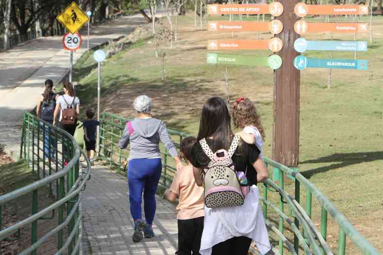Pessoas caminhando no Parque Ecolgico da Pampulha