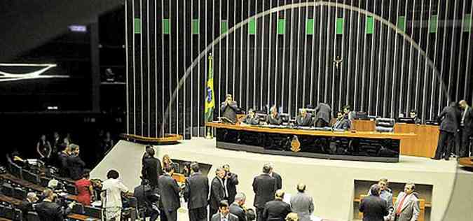 Deputados reunidos em plenrio: partidos estudam dividir a votao dos vetos em dois blocos, os polmicos e os de consenso(foto: Iano Andrade/CB/D.A Press)