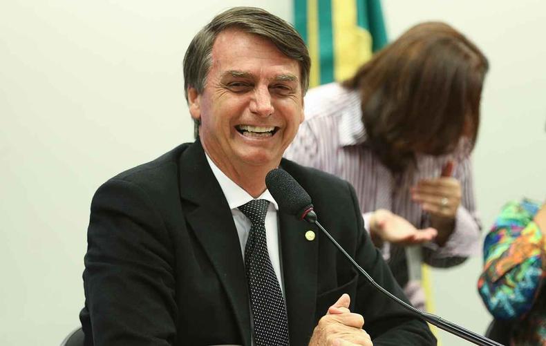 Jair sorri em comisso no Congresso