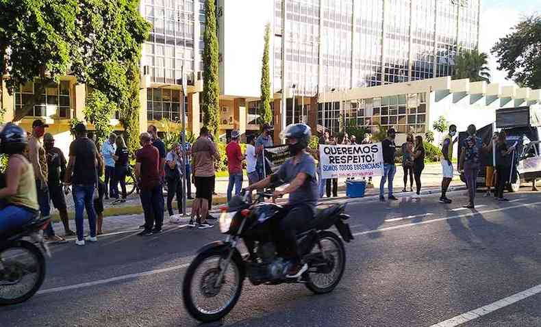 Os donos de bares e restaurantes protestaram na porta da prefeitura contra as medidas restritivas publicadas na semana passada, mas foram surpreendidos por medidas mais rgidas(foto: Tim Filho)