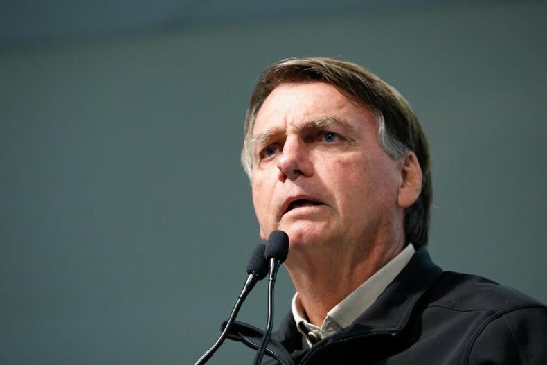 Bolsonaro s�rio falando em microfone
