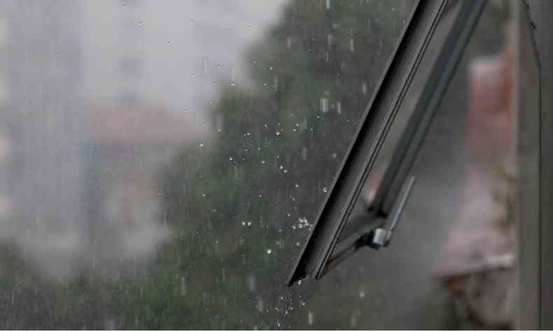 gua escorrendo de uma janela em dia chuvoso