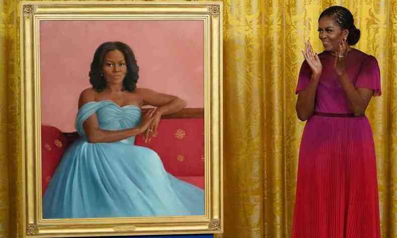 Michelle Obama aplaude ao lado de seu retrato oficial da Casa Branca, durante uma cerimnia, em Washington