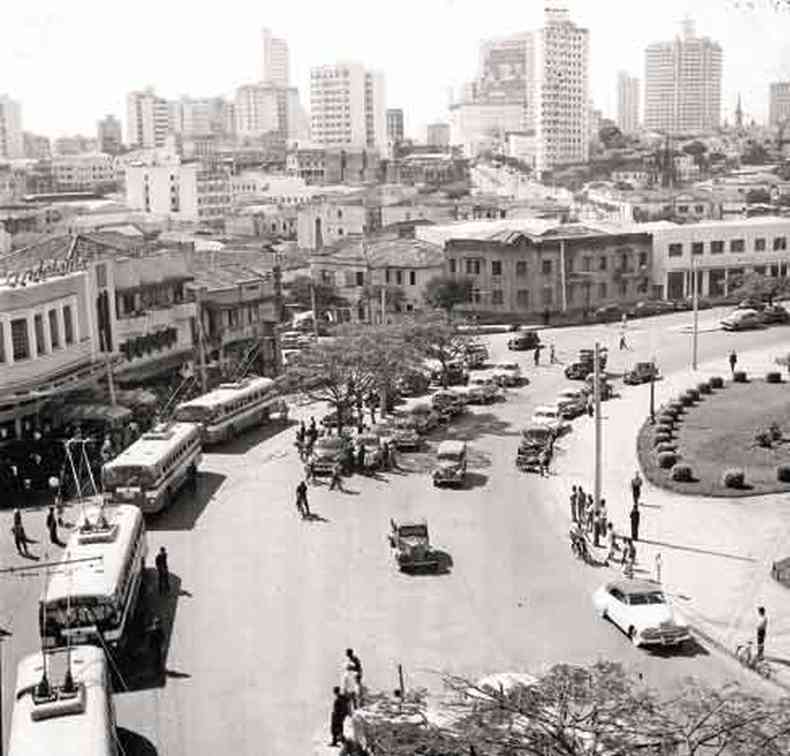 praa raul soares: Entre 1953 e 1959, o sistema trlebus transportou cerca de 3,5 milhes de passageiros por ano em Belo Horizonte