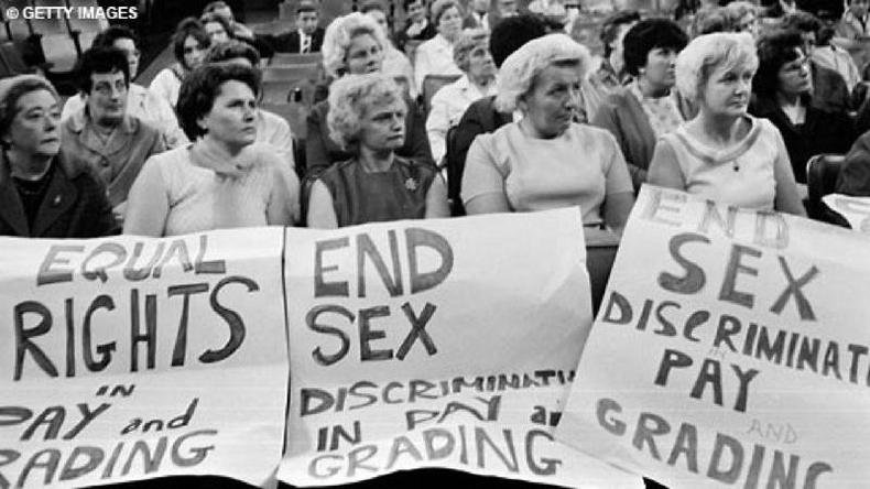 Segunda onda do feminismo questionou conceitos tradicionais de gênero hoje presentes no debate sobre linguagem neutra(foto: BBC) Mulheres seguram cartazes em protesto