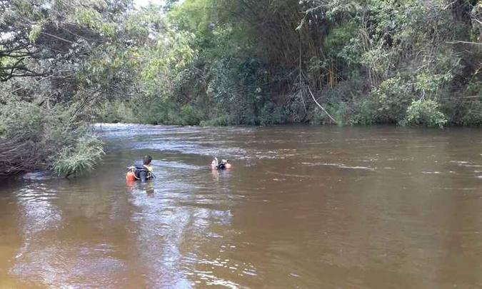 Militares encontraram os corpos a 5 metros de profundidade da margem do Rio Cipó(foto: Corpo de Bombeiros/ Divulgação ) Militares encontraram os corpos a 5 metros de profundidade da margem do Rio Cipó(foto: Corpo de Bombeiros/ Divulgação )