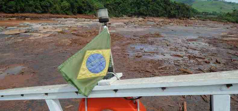 Vista do leito assoreado do Rio Doce a partir de barco encalhado: remoção da lama é uma das exigências de processo na Justiça Federal (foto: Beto Novaes/EM/D.A Press)