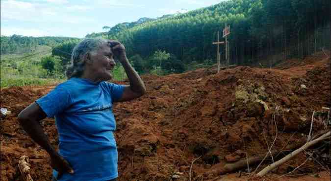 Terezinha mostra o lamaal que engoliu casa dos vizinhos e matou seis pessoas da mesma famlia(foto: TLIO SANTOS/EM/D.A PRESS)