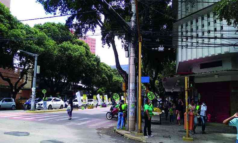Na Avenida Minas Gerais, centro de Governador Valadares, o espao  disputado pelas duas campanha no segundo turno(foto: Tim Filho)
