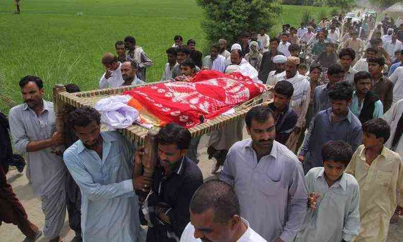 Parentes e moradores de Qandeel Baloch carregam o corpo da celebridade de mdia social, durante seu funeral na aldeia de Shah Sadar Din, cerca de 130 quilmetros de Multan (foto: AFP / SS MIRZA)