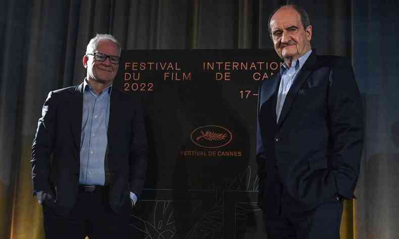 O delegado-geral do Festival de Cannes, Thierry Frémaux, e o presidente do festival, Pierre Lescure, diante do cartaz da 75a edição do evento, que será realizada em maio de 2022