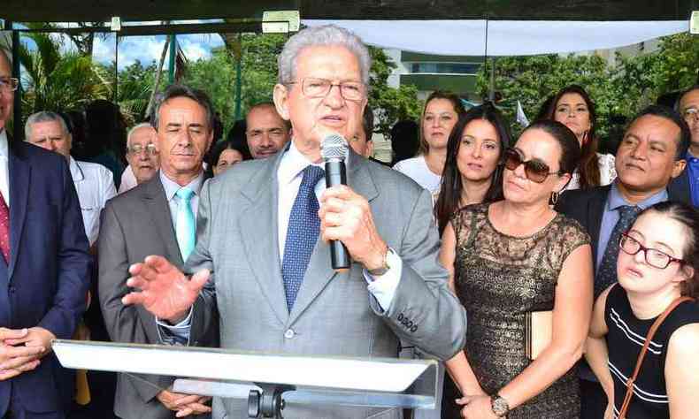 O prefeito de Montes Claros, Humberto Souto, disse que s paga quando receber recursos do estado(foto: Fabio Marcal/Divulgao)