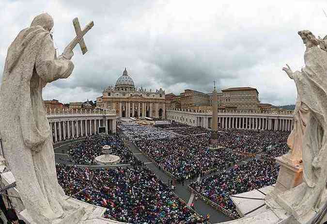 Milhes de pessoas lotaram a praa de So Pedro e as vias de acesso ao Vaticano(foto: Vincenzo Pinto/AFP)