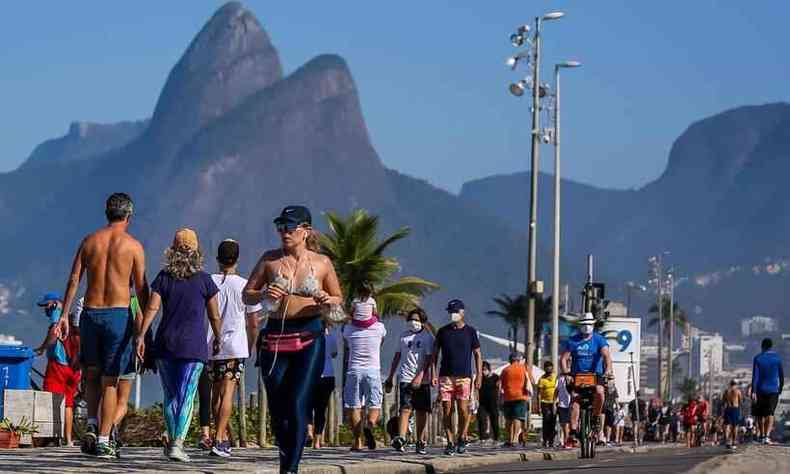 Cariocas caminhando no calado da Zona Sul do Rio de Janeiro