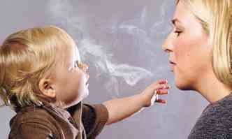 O contato com a fumaa tambm est ligado ao tabagismo na vida adulta(foto: Handout/Reuters)