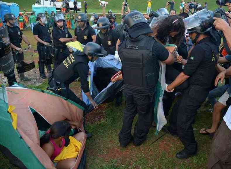 Polcia legislativa retira os acampados do Movimento Brasil Livre, que pedem o impeachment da Presidenta Dilma Rousseff e manifestantes pr e contra Dilma se confrontam (foto: Wilson Dias/Agncia Brasil)