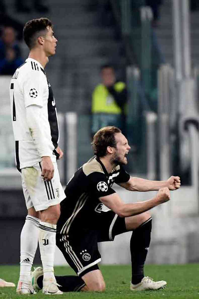 Daley Blind, do Ajax, comemora a classificao em cima da Juventus ao lado de um Cristiano Ronaldo incrdulo. Os holandeses vo enfrentar Tottenham ou Manchester City(foto: Filippo MONTEFORTE/AFP)