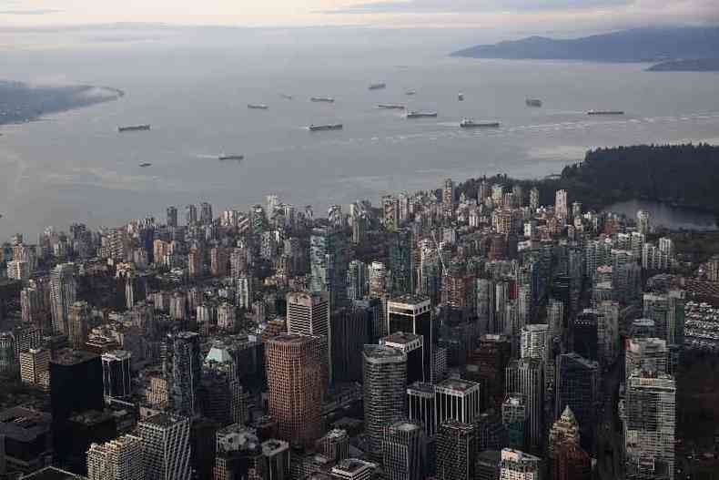 Vista de Vancouver com prédios altos e o porto ao fundo