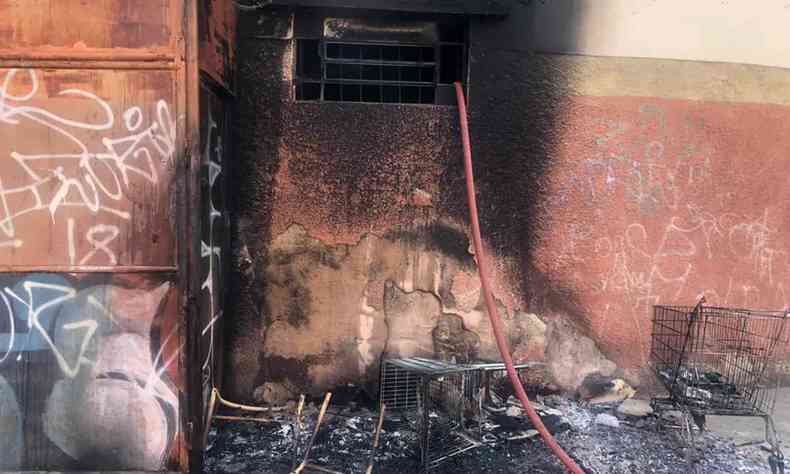 Fogo destruiu parte de empresa abandonada no Padre Eustquio, no Noroeste de Belo Horizonte