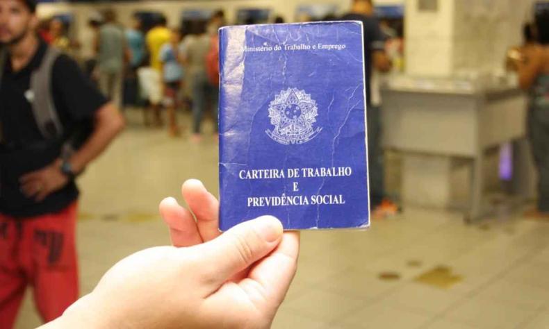 Jovens, com idade entre 18 e 24 anos, têm dificuldade em encontrar emprego e em continuar os estudos(foto: Edesio Ferreira/EM/D.A Pres) Mão segurando carteira de trabalho