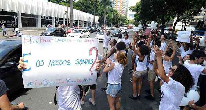 Integrantes do Ballet Jovem do Palcio das Artes fizeram um protesto na Avenida Afonso Pena(foto: Leandro Couri/EM/D.A.Press)
