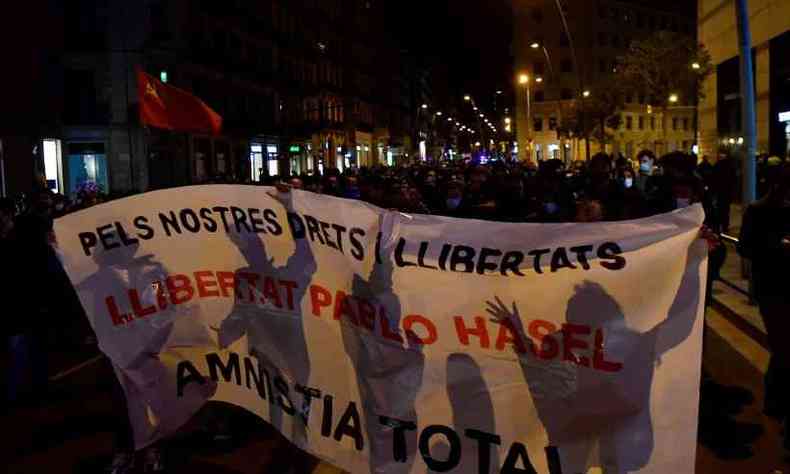 Protesto na Espanha pendido a liberao do rapper Pablo Hasl(foto: Pau BARRENA/AFP)