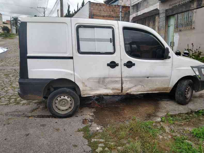 O veculo Fiat Dobl branco foi periciado e o motorista ouvido e em seguida liberado(foto: Polcia Civil/Divulgao)