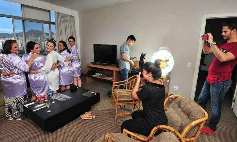 No quarto em que se aprontou para o casamento, a noiva Lígia Alves (C) curtiu tempos de glamour(foto: Alexandre Guzanshe/EM/D.A Press) No quarto em que se aprontou para o casamento, a noiva Lígia Alves (C) curtiu tempos de glamour(foto: Alexandre Guzanshe/EM/D.A Press)