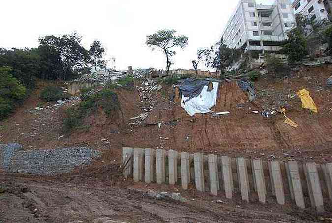 Viso da encosta na Rua Laura Soares Carneiro aps queda e demolio de prdios(foto: Cristina Horta/EM/D.A Press.)