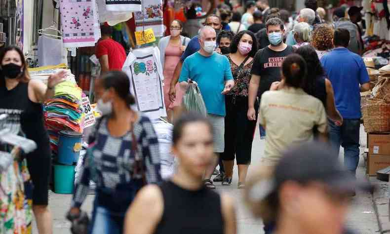 Pessoas caminhando nas ruas 