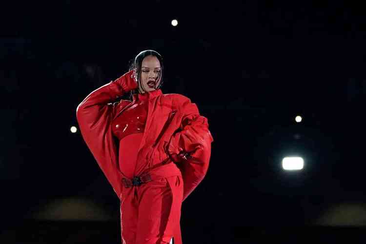 Vestida de vermelho, Rihanna se apresenta no intervalo do Super Bowl
