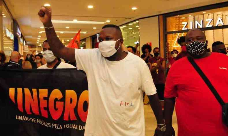 Djonga participou de ato contra assassinato de homem negro nas dependncias do Carrefour no RS.(foto: Gladyston Rodrigues/EM/D.A Press)
