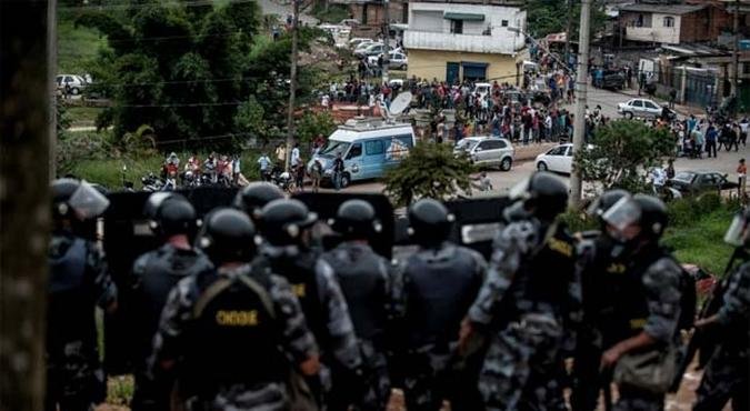 A Tropa de Choque da Pol�cia Militar usou bombas de efeito moral para dispersar os moradores que protestam em uma das entradas do terreno(foto: Marcelo Camargo/ABr)