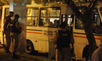 Acusados foram colocados em �nibus da PM e levados para Ceflan 2(foto: Marcos Vieira/EM/D.A press))