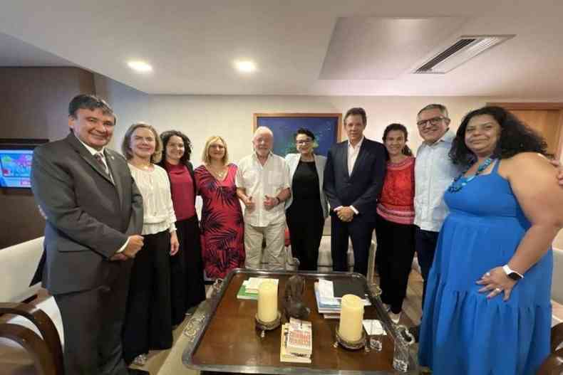 Haddad, Lula e Gleisi com as novas dirigentes dos bancos pblicos e outras personalidades