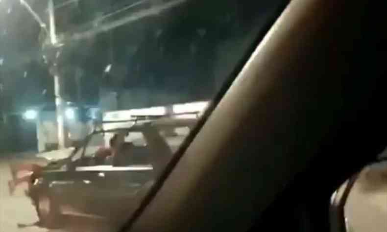 Homem estava dentro do cap de um carro em movimento em plena Avenida Cristiano Machado, em BH(foto: Reproduo/Instagram @bhemeupais)