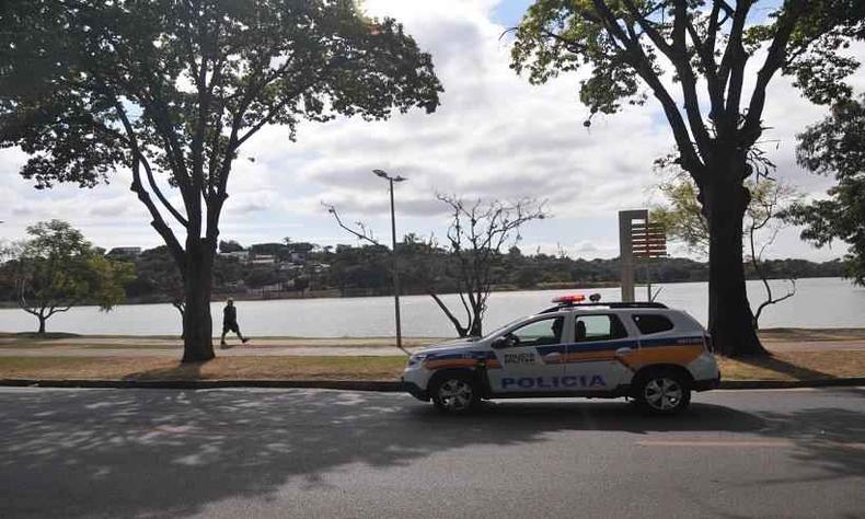 Corpo foi encontrado às margens da lagoa, próximo ao Clube Belo Horizonte(foto: Leandro Couri/EM/D.A.Press) viatura da Polícia Militar parada na orla da Lagoa da Pampulha