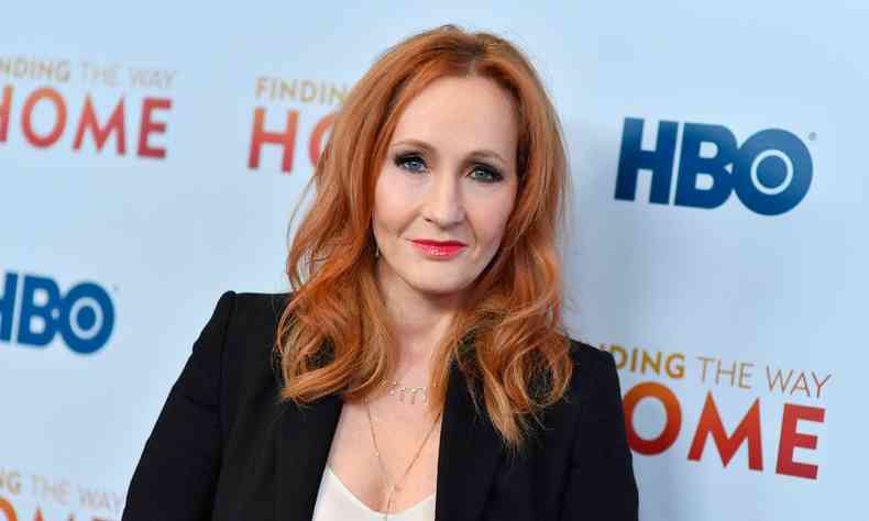 J.K. Rowling, mulher branca com cabelos ruivos 