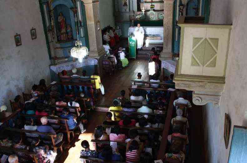 Igreja de Nossa Senhora dos Prazeres lotada de fiis(foto: Tlio Santos/EM/D.A.Press)