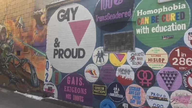 Um mural no Village de Toronto em homenagem às vítimas(foto: BBC) Um mural no Village de Toronto em homenagem às vítimas