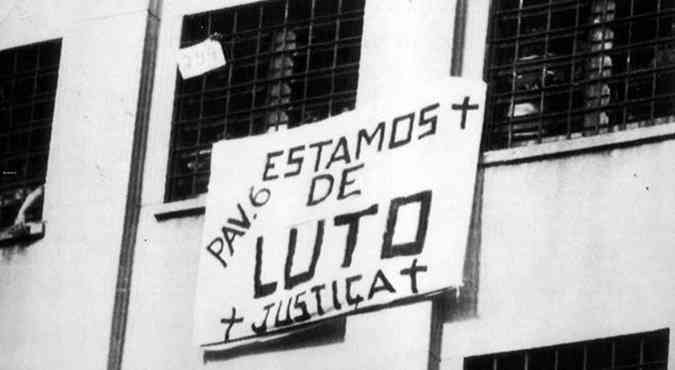 06/10/1992 - Presos exibem faixas manifestando as 111 mortes praticados por policiais durante a rebelio na Casa de Deteno Carandiru em So Paulo(foto: Claudio Rossi/Agncia Globo)