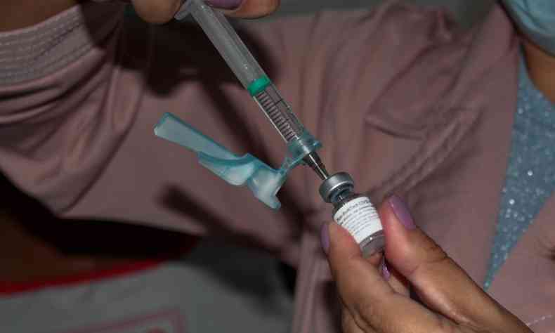 Enfermeira prepara aplicao de vacina da Pfizer contra COVID-19