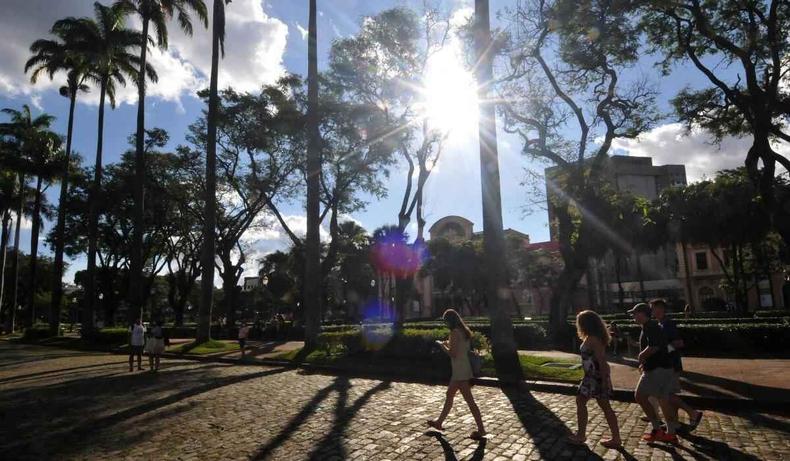 Sol por trs das palmeiras na Praa da Liberdade, em BH.