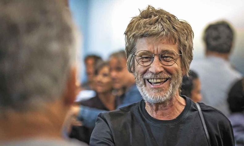O ator Paulo André(foto: Leo Lara/Divulgação) Ator Paulo André sorri