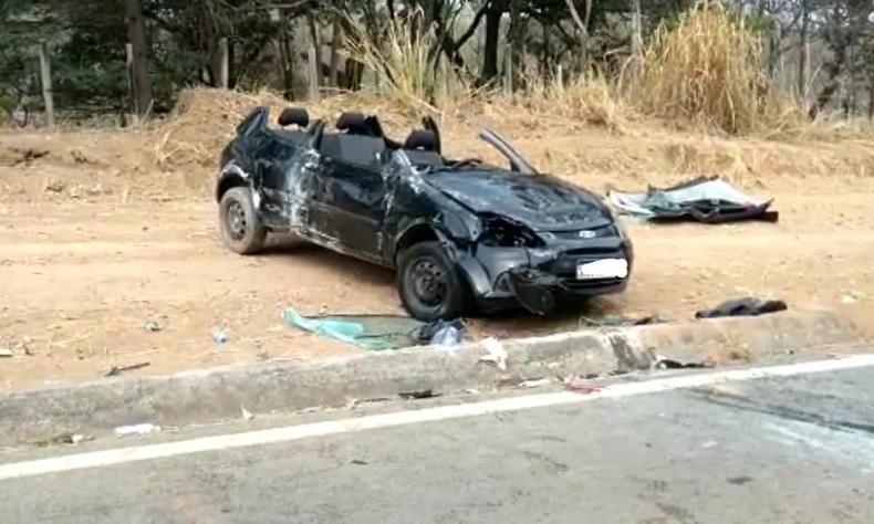 Os bombeiros cortaram o teto do carro para resgatar as vtimas