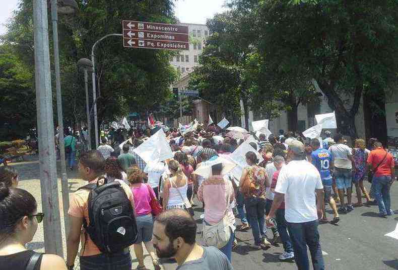Trabalhadores fizeram manifestao no Centro de Belo Horizonte(foto: Sindibel/Divulgao)