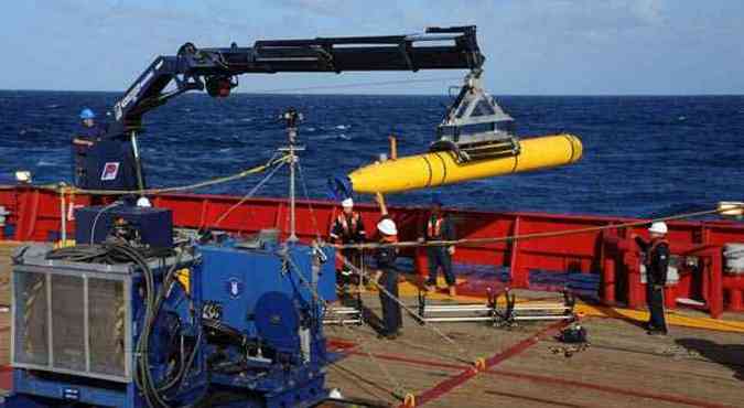 Equipe de resgate prepara equipamento de busca no Oceano ndico(foto: AFP PHOTO / US NAVY / Mass Communication Specialist 1st Class Peter D. Blair)