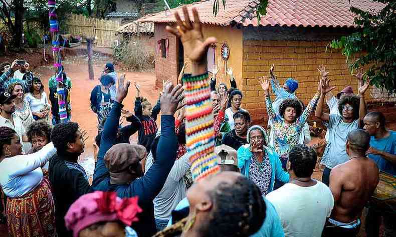 Ritual na Serra do Cipó reuniu os moradores do quilombo do Açude, que dançaram até o amanhecer(foto: FOTOS: Leandro Couri/EM/D.A Press)
