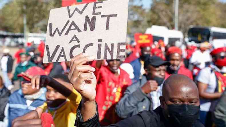 Em protesto na África do Sul, homem levanta cartaz com os dizeres 'Nós queremos vacina'